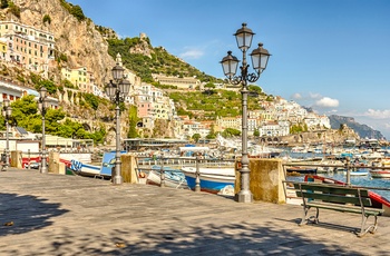 Havnebromenaden i Amalfi ved Amalfikysten i Italien