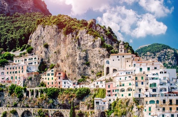 Husene i Amalfi kravler op af bjergskråningerne på Amalfikysten, Italien