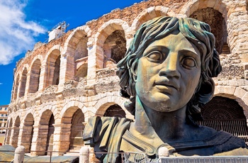 Statue foran amfiteateret Arena di Verona i Norditalien
