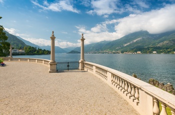 Udsigten fra haven ved Villa Melzi, Bellagio ved Comosøen, Norditalien