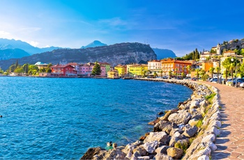 Promenaden i Riva del Garda ved Gardasøen i Norditalien