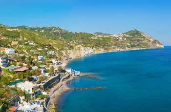 Smuk kyststrækning på øen Ischia - Italien