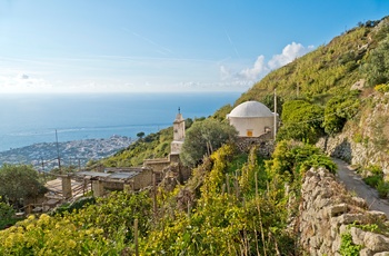 Gammel kirke på vej til toppen af Monte Epomeo på øen Ischia - Italien