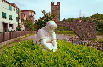 Statue i byen Millesimo i Ligurien, Italien