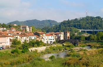 Byen Millesimo i Ligurien, Italien