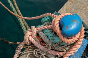 Fortøjring af båd i havn i Sestri Levante, Italien