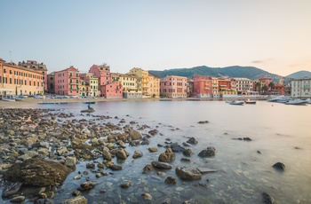 Bugten Baia del Silenzio i Sestri Levante i Ligurien, Italien