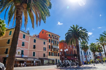 Strandpromenaden i kystbyen Sestri Levante i Ligurien, Italien