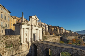 Porten Porta San Giacomo i Bergamo, Lombardiet, Italien