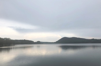 Søen Lago di Monate i Lombardiet, Norditalien