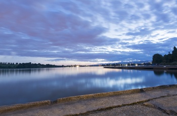 Søen Lago di Monate i Lombardiet, Norditalien