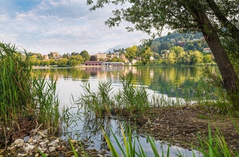 Søen Lago di Varese nær byen Varese i Lombardiet, Norditalien