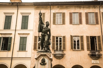 Statuen Monumento al Garibaldino på Piazza del Podesta i Varese i Lombardiet, Norditalien