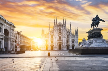 Pladsen Piazza del Duomo ved Milanos domkirke, Lombardiet, Italien