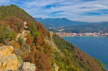 Udsigt til feriebyen Moneglia, den italienske Riviera, Italien