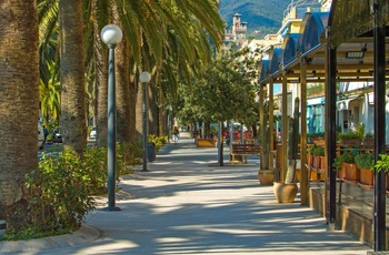 Gågade i feriebyen Moneglia, den italienske Riviera, Italien