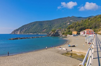 Stranden i feriebyen Moneglia, den italienske Riviera, Italien