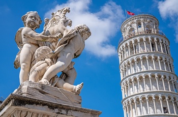Statue foran det skæve tårn i Pisa