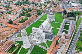 Det skæve tårn i Pisa og domkirken Santa Masia Assunta set fra en drone