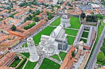 Det skæve tårn i Pisa og domkirken Santa Masia Assunta set fra en drone