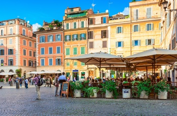 Stor plads med restauranter i Trastevere i Rom