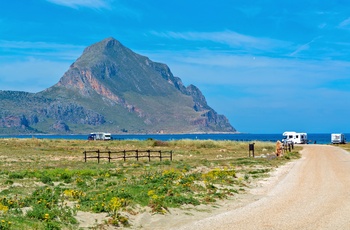 Autocamper ved kysten på Sicilien - Italien