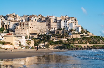 Stranden ved byen Sperlonga, Italien