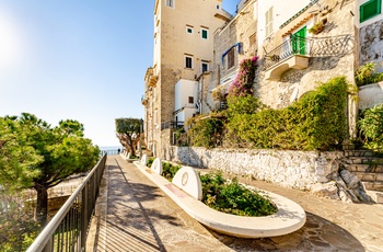 Smukke bænke i byen Sperlonga, Italien