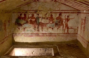 Smukke malerier i gravkammeret i nekropolis i byen Tarquinia i Umbrien