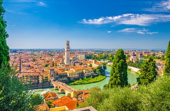 Udsigt til Verona og floden Adige der snor sig gennem byen, Italien