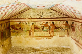 Malerier i gravkammer i nekropolis i byen Tarquinia i Umbrien