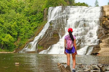 Ung kvinde beundrer Ithaca Falls - New York State