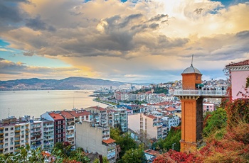 Elevator-tårn i Karataş kvarteret med udsigt over Izmir-bugten - Tyrkiet