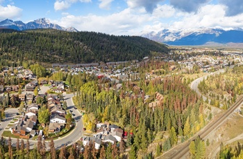 Bjergbyen Jasper midt i Jasper National Park - Canada