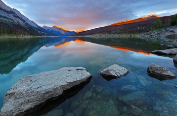Medicine Lake og Spirit Island i Jasper National Park, Alberta i Canada
