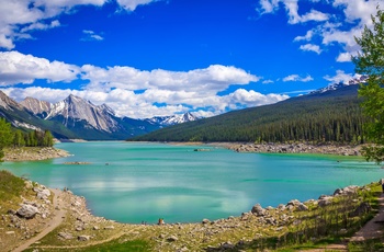 Medicine Lake og Spirit Island i Jasper National Park, Alberta i Canada