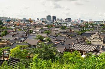 Udsigt over Jeonju Hanok Village med den moderne bydel i baggrunden - Jeonju - Sydkorea 2.jpg (1.79 