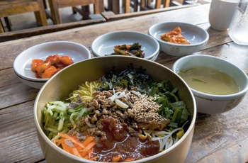 Jeonju bibimbap med bønnespirer - specialitet fra Jeonju - Sydkorea