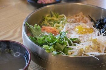 Jeonju bibimbap med bønnespirer - specialitet fra Jeonju - Sydkorea