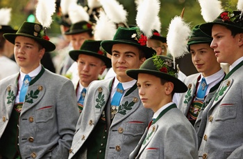 Unge mennesker i traditionelle dragter under Oktoberfesten © München Tourismus, Frank Bauer