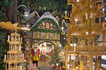 Käthe Wohlfahrt Weihnachtsdorf i Rothenburg ob der Tauber- Pyramide og nøddeknækker © Käthe Wohlfahrt Christmas Village Pyramide