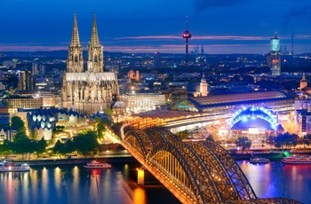 Köln centrum med Domkirke, banegård og Hohenzollernbrücke.