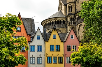Farverige husfacader i den gamle bydel, Alstadt i Köln, Tyskland