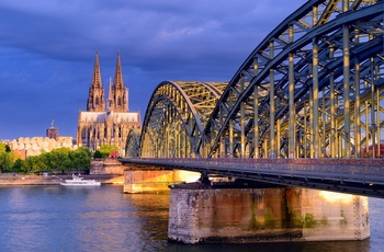 Kölner Dom med Hohenzollern Brücke over Rhinen