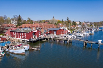 Udsigt over den lille havn med det gamle skibsværft i købstaden Eckernförde i Slesvig-Holsten - Tyskland