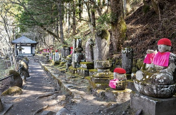 Kanmangafuchi Abyss-kløften med 70 Jizo-statuer - Japan