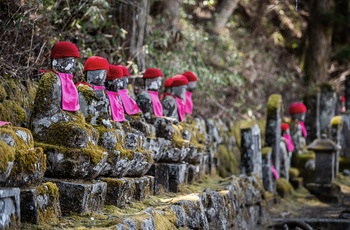 Kanmangafuchi Abyss-kløften med 70 Jizo-statuer - Japan