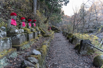 Kanmangafuchi Abyss-kløften med 70 Jizo-statuer - Japan