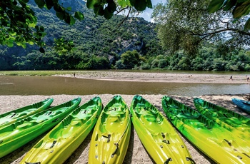 Kanoer ved bredden af Nestos-floden nær Paranesti - Grækenland