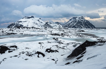 Udsigt fra gletsjer nær isgrotten mod Katla vulkan - Island